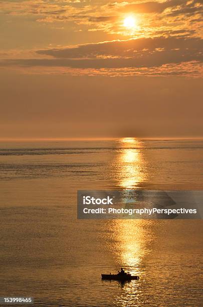 Silhouette Eines Fischer Bei Sonnenuntergang Stockfoto und mehr Bilder von Abenddämmerung - Abenddämmerung, Fischen, Fischer - Tätigkeit