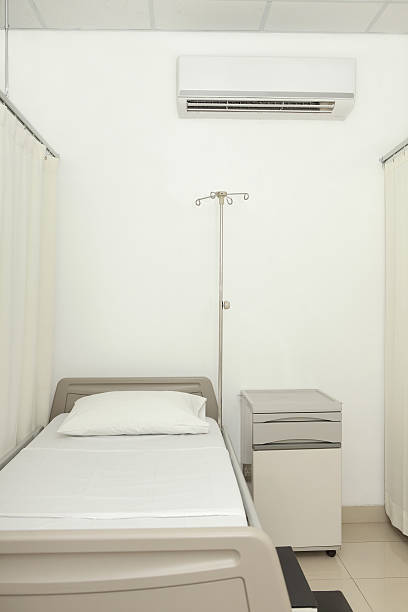 больничная палата - hospital bed air conditioner pillow стоковые фото и изображения
