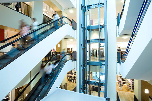 rolltreppen und aufzügen auf shopping center - contemporary staircase design escalator stock-fotos und bilder