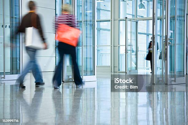 Duas Mulheres Jovens Com Sacos De Compras A Caminhar Através Da Porta - Fotografias de stock e mais imagens de Porta