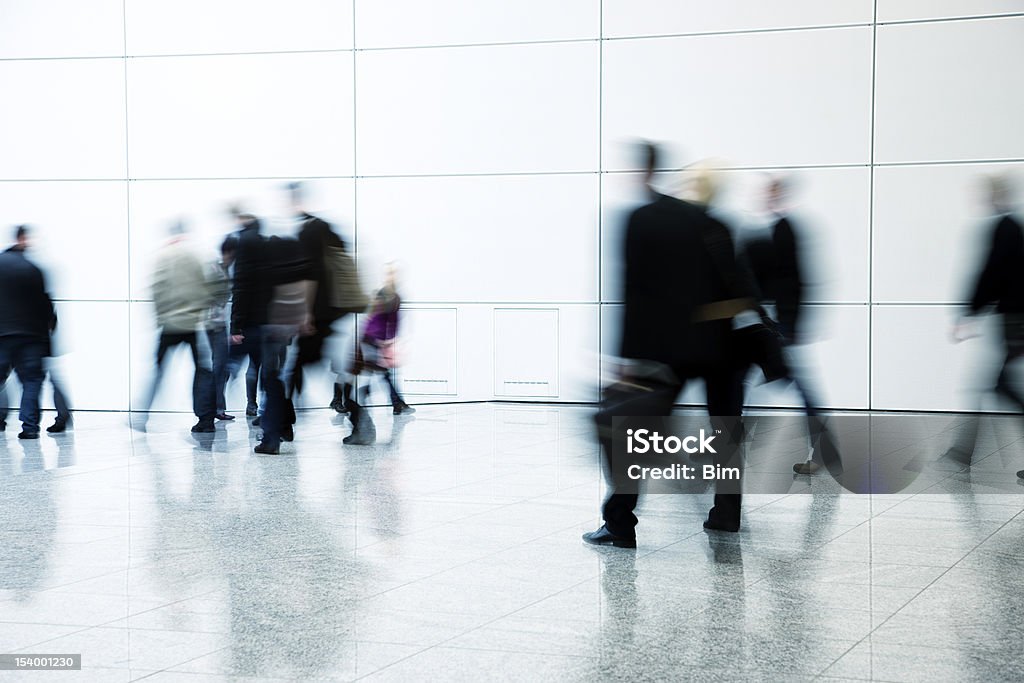 Usuários andando no corredor, com distorção de movimento - Foto de stock de Abstrato royalty-free