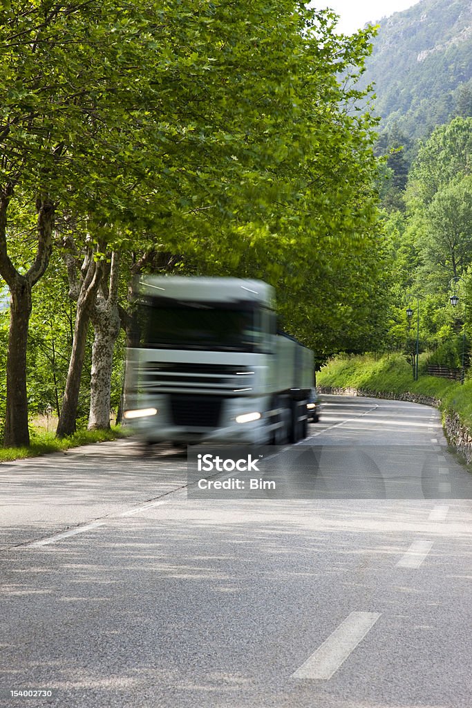 Затуманенное грузовик на горной - Стоковые фото Автомобиль роялти-фри