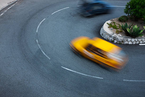 carros virando na estrada sinuosa - corner turn - fotografias e filmes do acervo