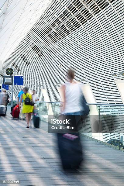 Foto de Desfocado Viajantes Puxando Mala Ao Longo Do Corredor Da Estação De Trem e mais fotos de stock de Mala de viagem