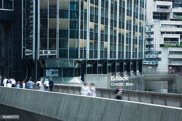 Photo libre de droit de Gens Daffaires Marchant Le Long De Passerelle Dans Le Quartier Des Finances À Paris banque d'images et plus d'images libres de droit de Costume habillé