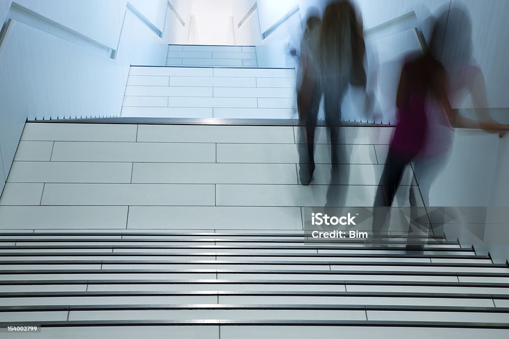 Femmes en descendant les escaliers intérieur moderne, l'effet de flou en mouvement - Photo de Abstrait libre de droits