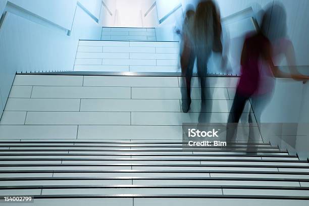 Photo libre de droit de Femmes En Descendant Les Escaliers Intérieur Moderne Leffet De Flou En Mouvement banque d'images et plus d'images libres de droit de Abstrait