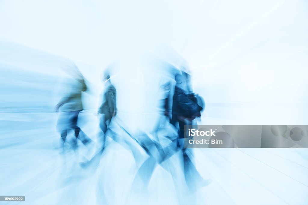 Motion verschwommene Fußgänger zu Fuß in weiß Flur - Lizenzfrei Bewegungsunschärfe Stock-Foto