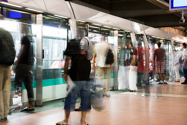 offuscata persone entrare in treno della metropolitana di parigi durante le ore di punta - french metro foto e immagini stock