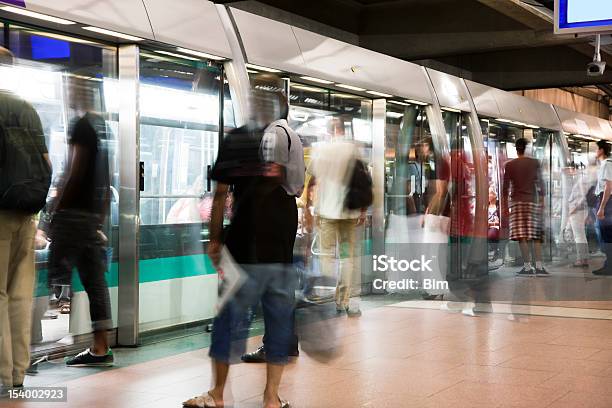 Niewyraźne Osób Dojazd Do Stacji Metra W Paryżu Pognajcie Godzinę - zdjęcia stockowe i więcej obrazów Metro