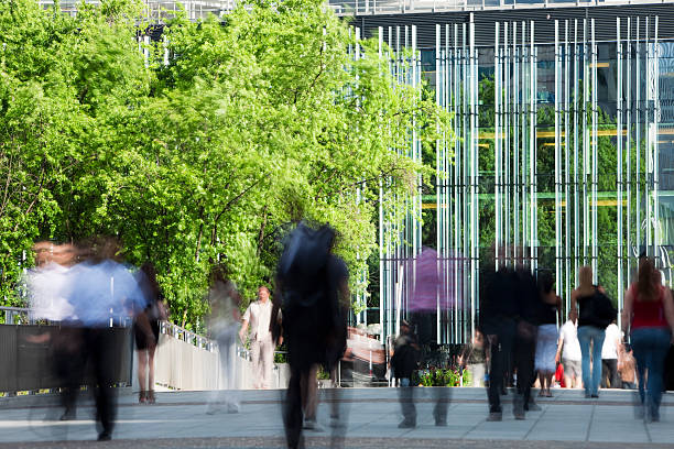 trabalhadores de escritório uma curta caminhada do distrito financeiro, do movimento desfocado, paris, frança - urban nature - fotografias e filmes do acervo