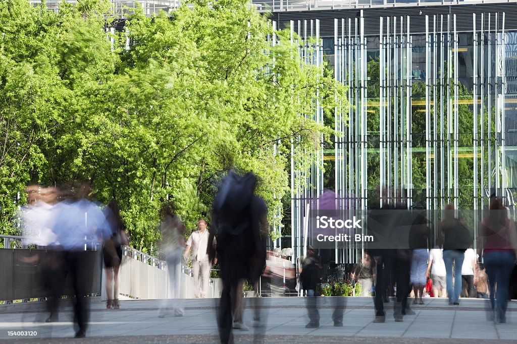 Офисные работники ходить в финансовом районе, Смаз, Париж, Франция - Стоковые фото Офис роялти-фри