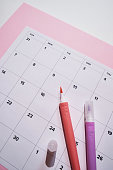 monatskalender-kalender-mit-datum-auf-papier-tagesplaner-zeitplan-der-woche-des-monats-und-des.jpg?b=1&s=170x170&k=20&c=02Q9aaLJiFhQUC3rj7Epeb2TqT0h2axFL32I9X3HeyI=