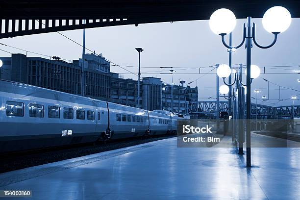 Dworzec Kolejowy W Zmierzch Paryż - zdjęcia stockowe i więcej obrazów Peron - Peron, Dworzec Świętego Łazarza, Pociąg