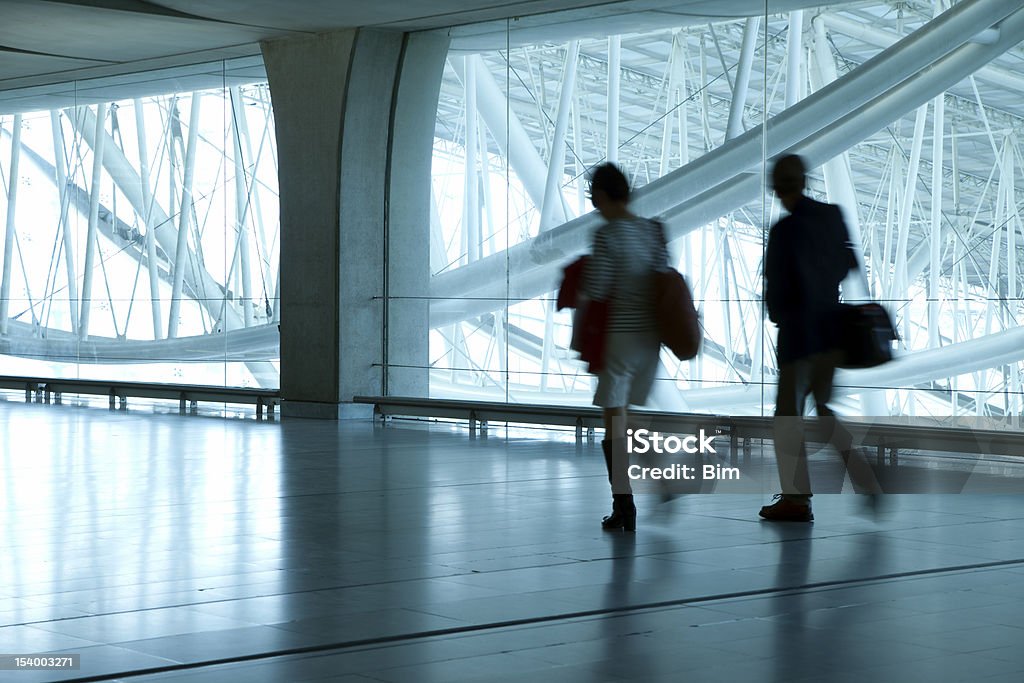 젊은 커플입니다 ��걷기 침울 복도 공항, 모션블러 - 로열티 프리 공항 스톡 사진