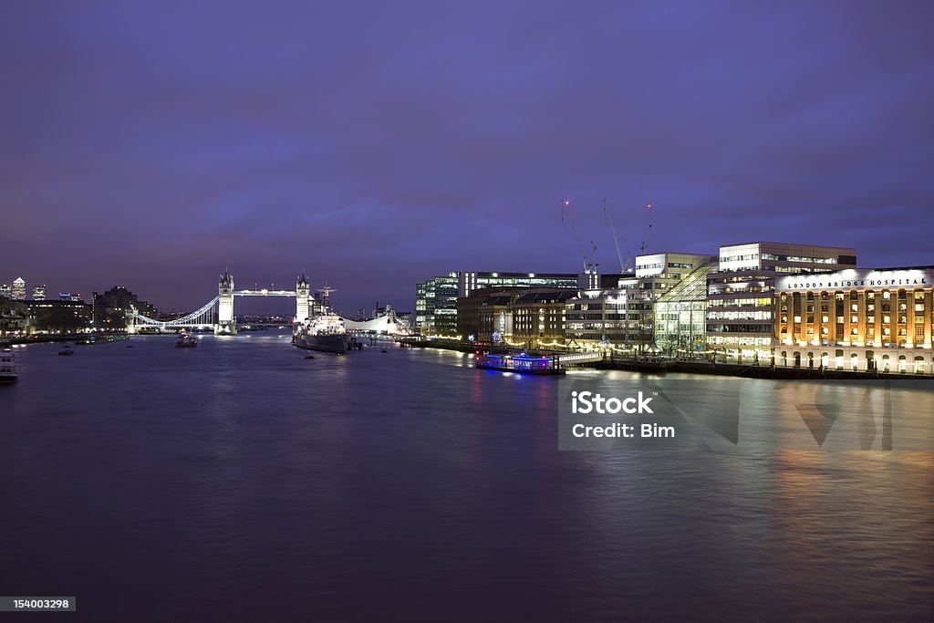 Vista panoramica del Tamigi di Londra di notte - Foto stock royalty-free di Acqua