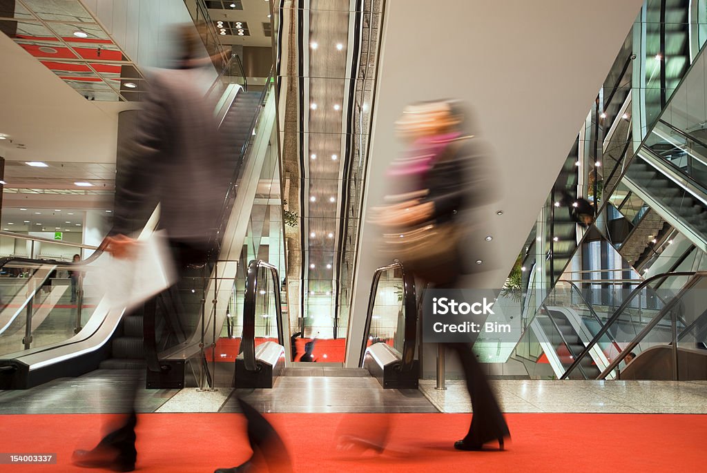 Деловой человек ходить красный ковер в передней части эскалаторов - Стоковые фото Впереди роялти-фри