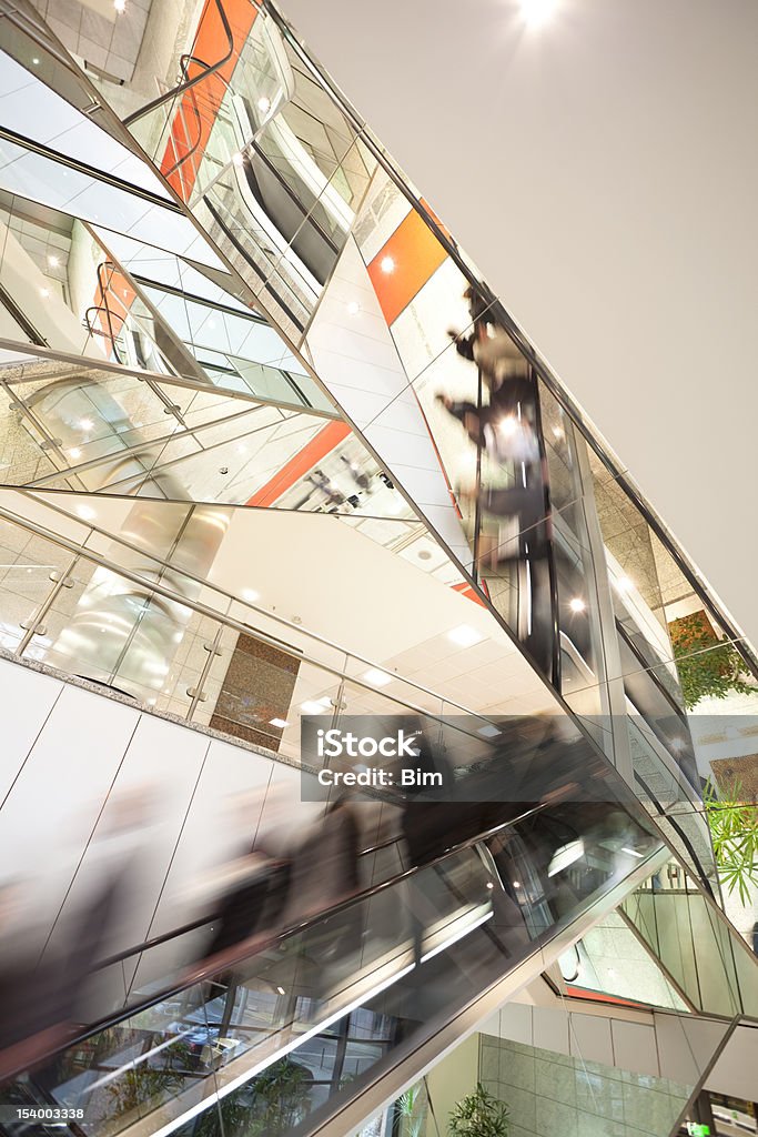 Borroso abstracto de personas en la escalera mecánica - Foto de stock de Centro comercial libre de derechos