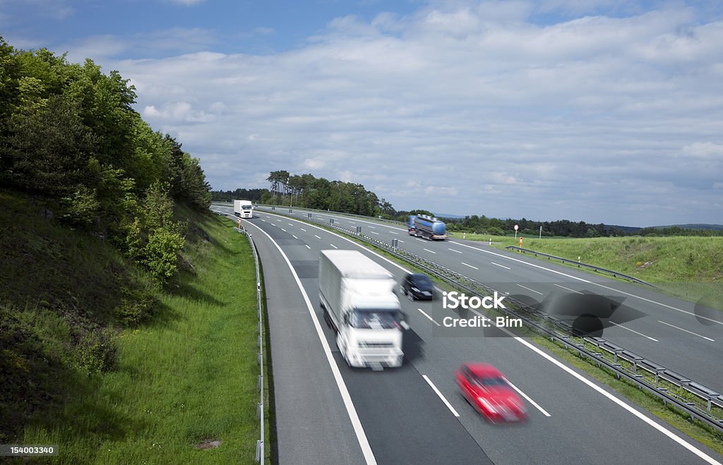 Flou de camion et des voitures conduite sur autoroute surélevée avec vue - Photo de Semi-remorque libre de droits