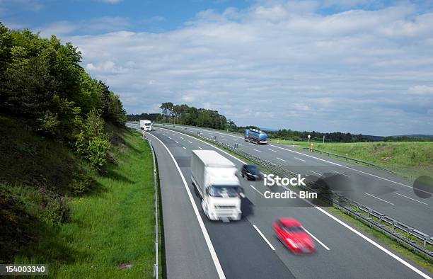 Turva Camiões E Carros De Condução Na Estrada Vista Elevada - Fotografias de stock e mais imagens de Camião Articulado