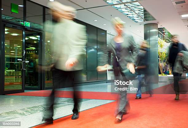 Gente Cammina Sul Tappeto Rosso In Un Corridoio Motion Blur - Fotografie stock e altre immagini di Eleganza