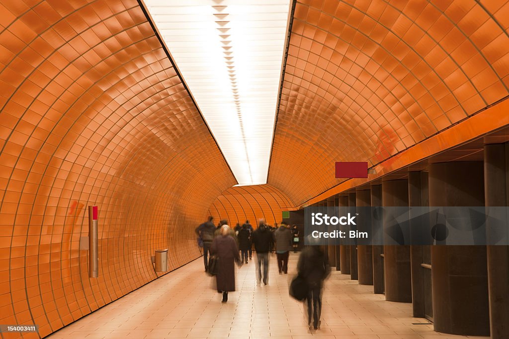 Ora di punta a Undeground Station, Motion Blur - Foto stock royalty-free di Illuminato
