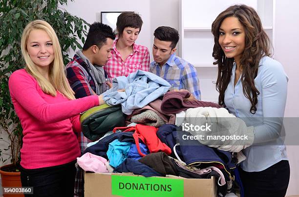 Grupo De Voluntários Com Donativos - Fotografias de stock e mais imagens de Vestuário - Vestuário, Doação caridosa, Caridade e Ajuda