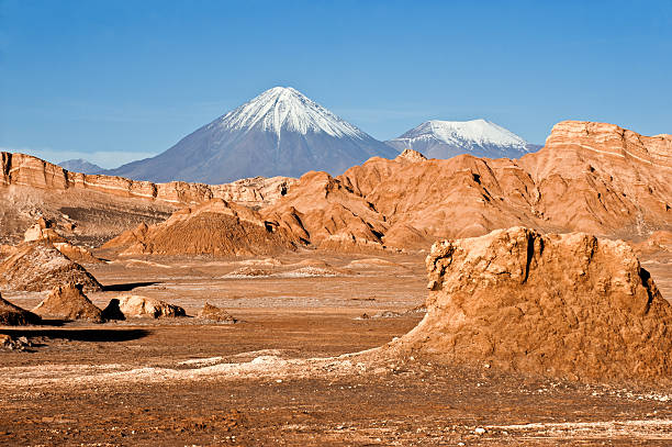 화산 licancabur 및 juriques, 상현달 밸리, 아타카마, 칠레 - textured stone desert majestic 뉴스 사진 이미지