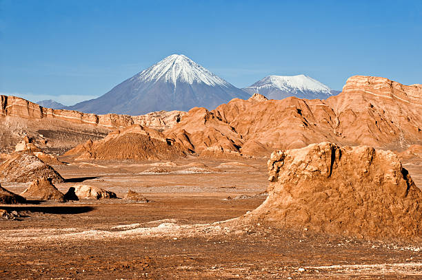 licancabur dos vulcões do vale e juriques, lua, atacama, chile - textured stone desert majestic imagens e fotografias de stock