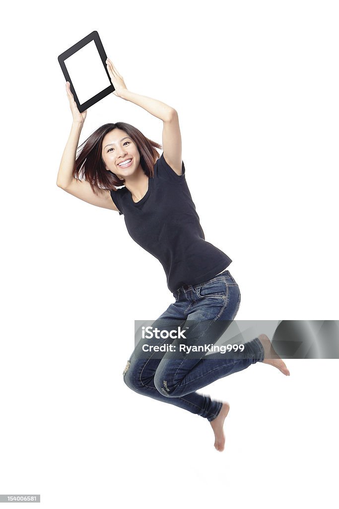 Beleza jovem feliz mostrando o tablet pc e salto - Foto de stock de Mesa digital royalty-free