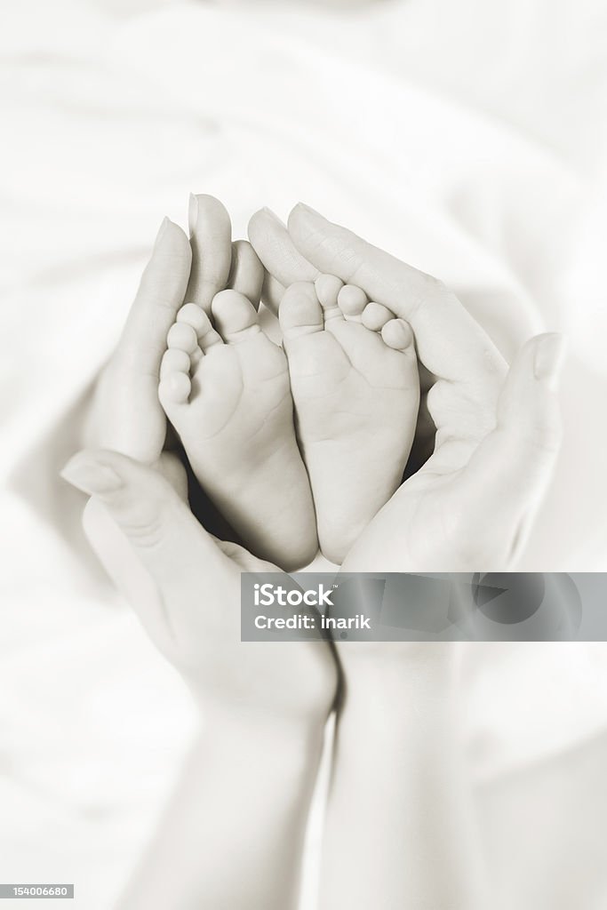母は生まれたばかりの赤ちゃんの足を手 - 人の足のロイヤリティフリーストックフォト