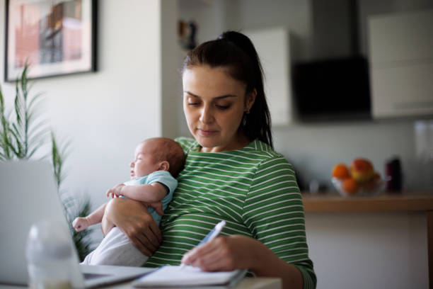 madre che lavora da casa - to do list organization life family foto e immagini stock