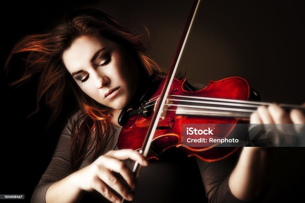 Femme jouant du violon - Photo de Adulte libre de droits