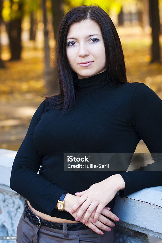 Porträt der jungen Frau im Park - Lizenzfrei Attraktive Frau Stock-Foto