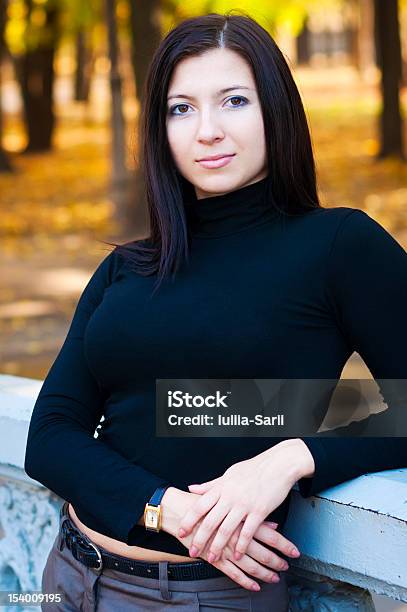 Porträt Der Jungen Frau Im Park Stockfoto und mehr Bilder von Attraktive Frau - Attraktive Frau, Baum, Blatt - Pflanzenbestandteile