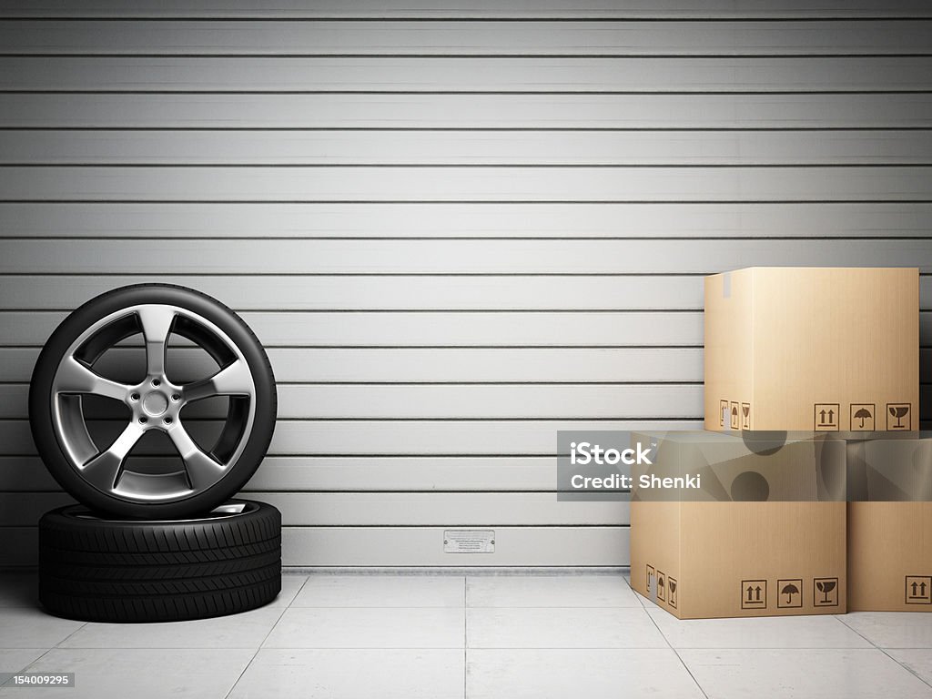 Garage con pezzi di ricambio auto - Foto stock royalty-free di Pneumatico