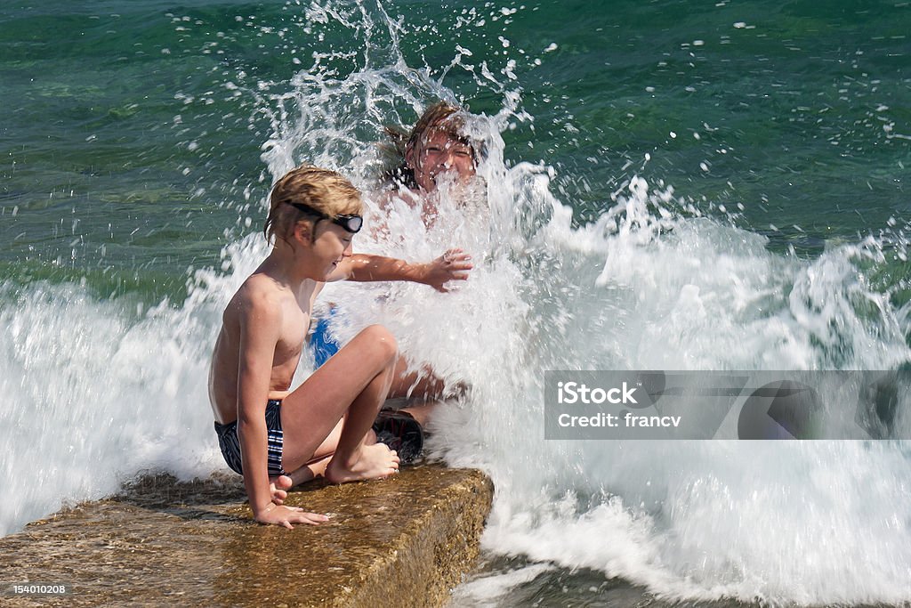 Childdren 및 바다빛 흔들다 - 로열티 프리 아이 스톡 사진