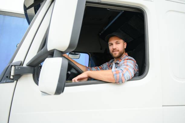 ハンドルの後ろのトラック運転手の接写。スペースをコピーします。 - truck semi truck blue truck driver ストックフォトと画像