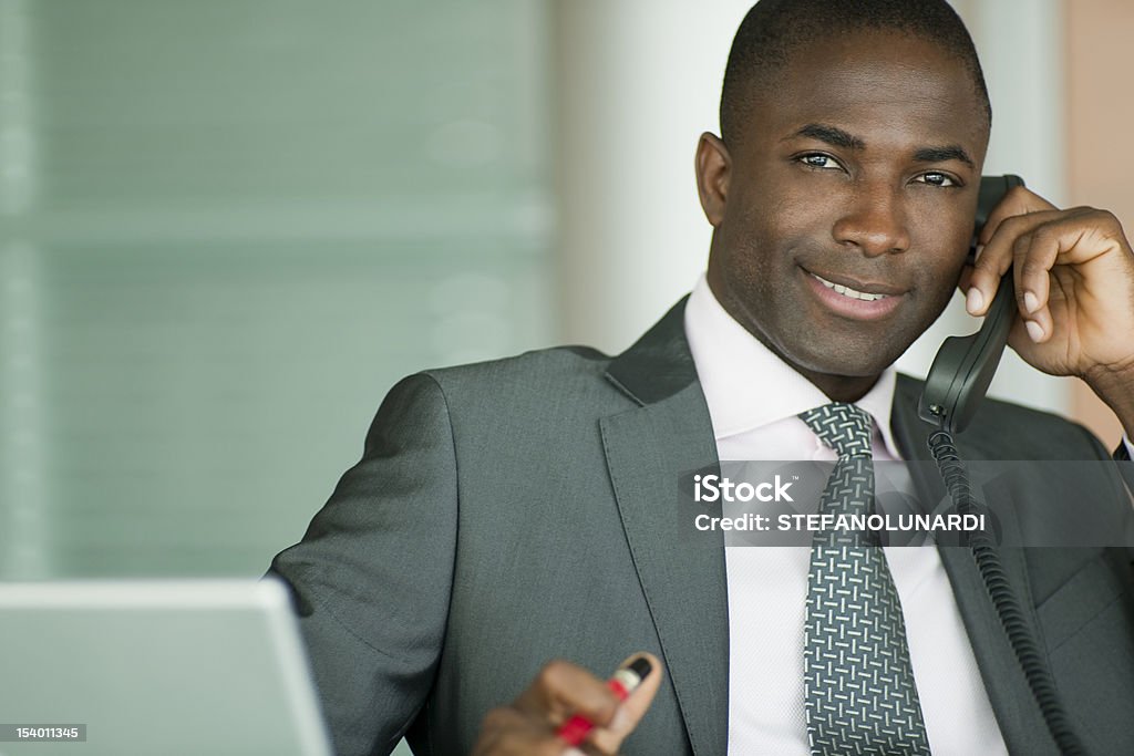 Empresario atractivo en el teléfono - Foto de stock de Afrodescendiente libre de derechos