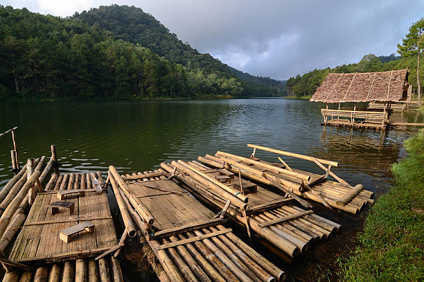 Radeau de bambou et les cottages au bord de l'eau - Photo