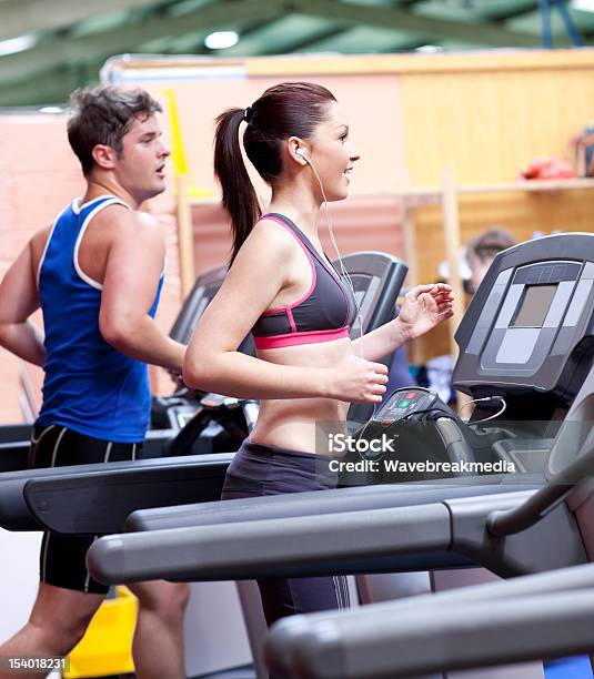 Foto de Casal Saudável Correr Em Uma Esteira e mais fotos de stock de Adulto - Adulto, Aparelho de Musculação, Atividade