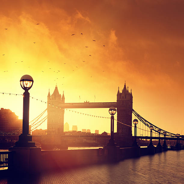 tower bridge à londres au crépuscule - london england sunlight morning tower bridge photos et images de collection