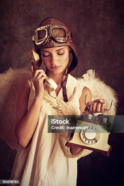 Steampunk Angel A Falar Ao Telefone - Fotografias de stock e mais imagens de 1940-1949 - 1940-1949, 1950-1959, A usar um telefone