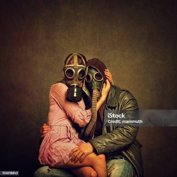 Postapokalyptischen Lieben Stockfoto und mehr Bilder von Giftstoff - Giftstoff, Paar - Partnerschaft, Apokalypse