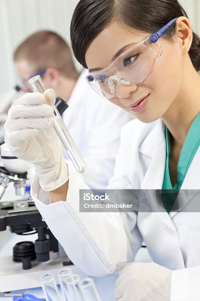 Cientista Chinês mulher feminina com tubo de ensaio em laboratório - Royalty-free Adulto Foto de stock