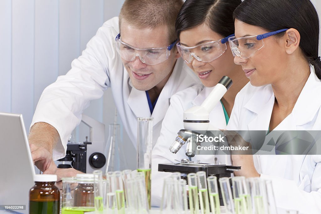 Interracial equipo de científicos en el laboratorio con capacidad para computadora portátil - Foto de stock de Estudiante de medicina libre de derechos