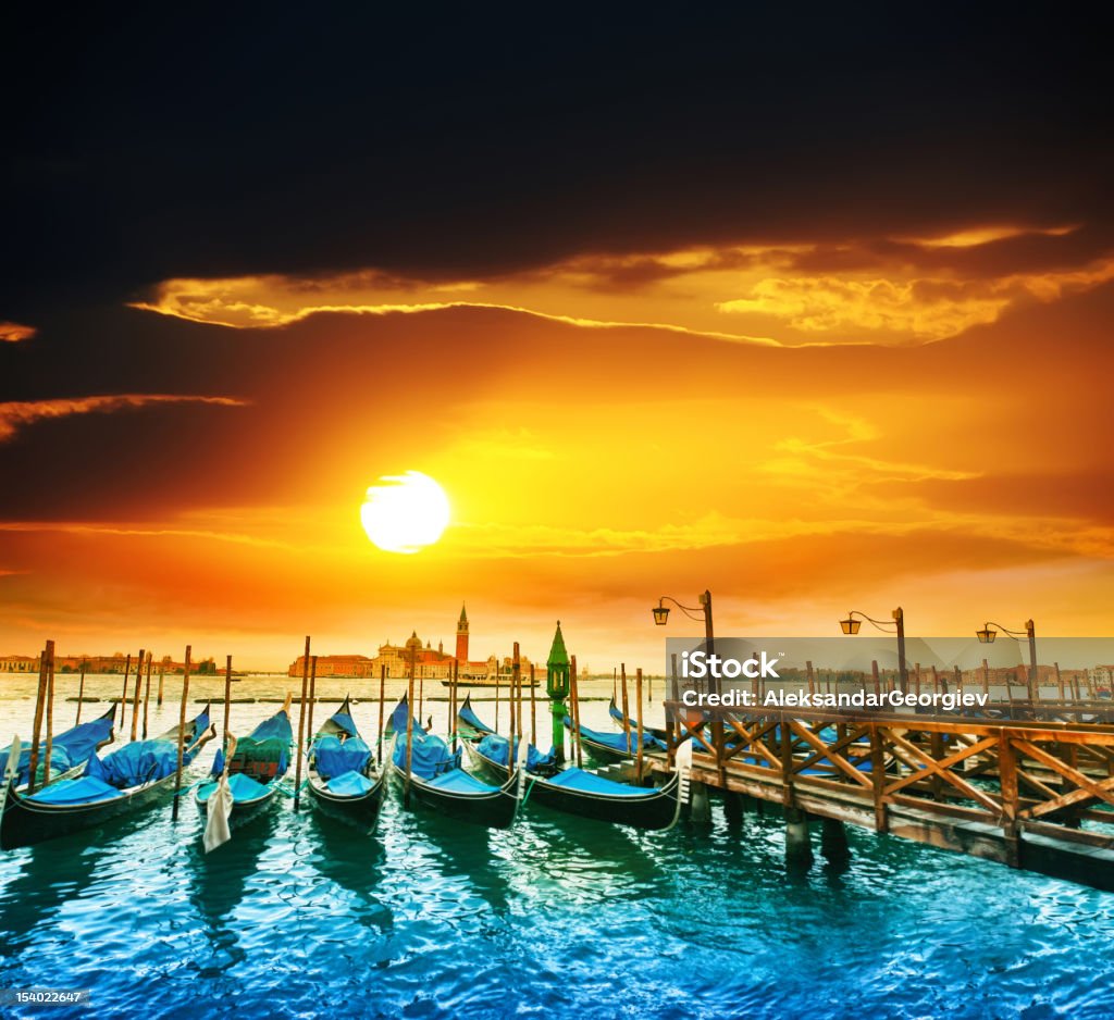 Gondolas на Венецианская лагуна на закате - Стоковые фото Без людей роялти-фри