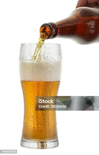 Verter Cerveja - Fotografias de stock e mais imagens de Amarelo - Amarelo, Bebida Alcoólica, Bebida com espuma