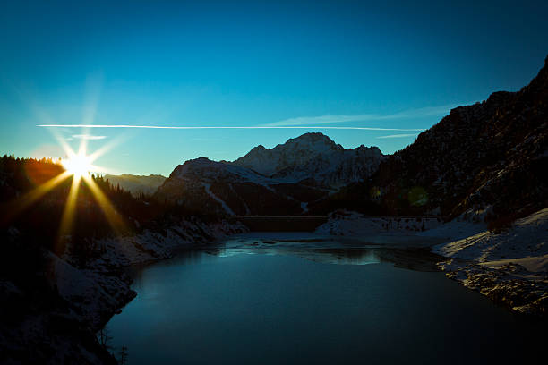 Dam al atardecer - foto de stock