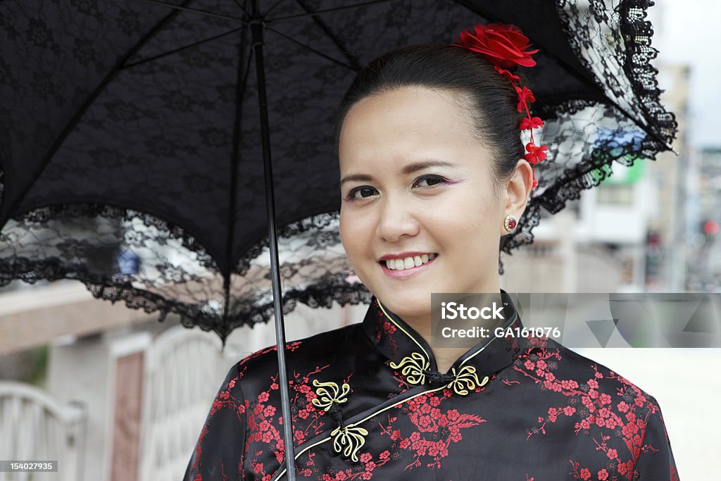 젊은 여자 중국 정장용, 우산 대해 도시 거리 - 로열티 프리 개인 장식품 스톡 사진